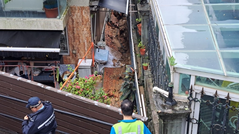 马游塘村屋暴雨中塌墙，幸未有伤亡