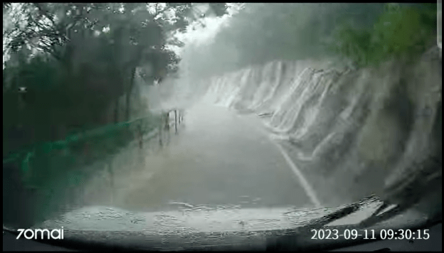 洪水由山边护土场流下