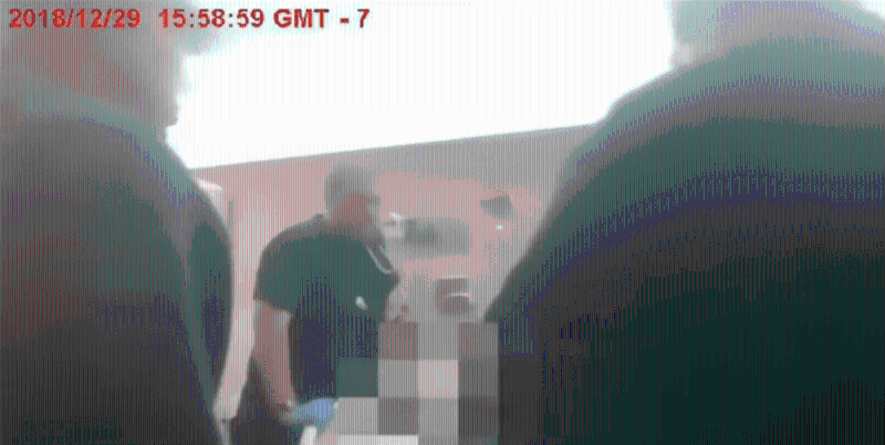 警员走进病房,当时有几名医护在场,受害者及婴儿的面容经马赛克处理遮掩。 警员走进病房,当时有几名医护在场,受害者及婴儿的面容经马赛克处理遮掩。