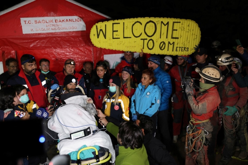 迪基获救后,救援团队感到兴奋。 路透社 迪基获救后,救援团队感到兴奋。 路透社