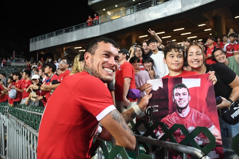 艾华顿与家人合照。 本报记者摄 艾华顿与家人合照。 本报记者摄