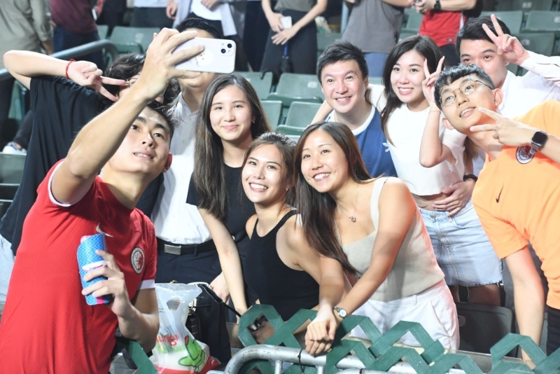 陈晋一与球迷合照。 本报记者摄 陈晋一与球迷合照。 本报记者摄