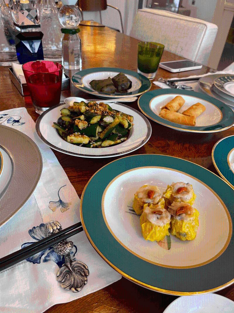 龙梓嘉大方分享家宴的菜式。 龙梓嘉大方分享家宴的菜式。