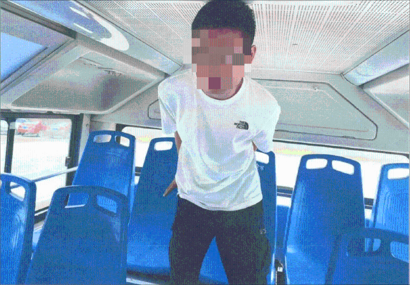 27岁大学毕业生在巴士上非礼女童,警方作案件重演。 27岁大学毕业生在巴士上非礼女童,警方作案件重演。