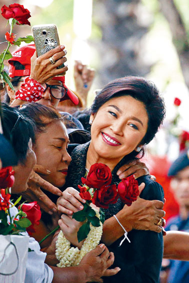 英禄本月初在曼谷最高法院外与支持者打招呼。 英禄本月初在曼谷最高法院外与支持者打招呼。