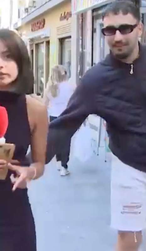 巴拉多遭男子从后摸臀。网上图片 巴拉多遭男子从后摸臀。网上图片