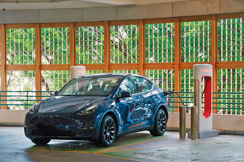 信和集团与Tesla达成合作，在商场引入V3 Supercharging超级充电站。