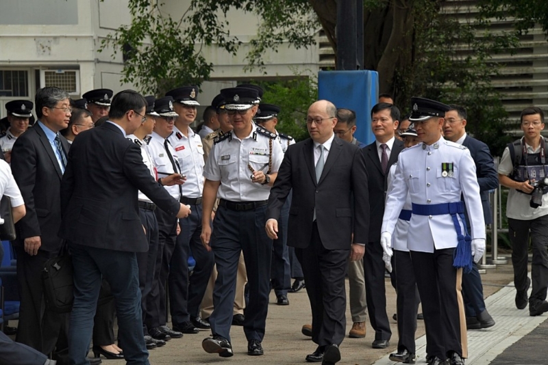 中联办主任郑雁雄在警务处长萧泽颐等人陪同下进入会场。