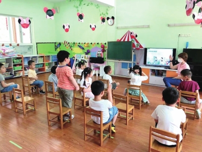 小蝌蚪音乐园上课情形。 学校官网 小蝌蚪音乐园上课情形。 学校官网