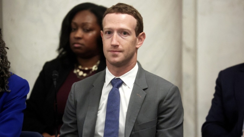 Facebook创办人扎克伯格坐在会议厅内。 Facebook创办人扎克伯格坐在会议厅内。