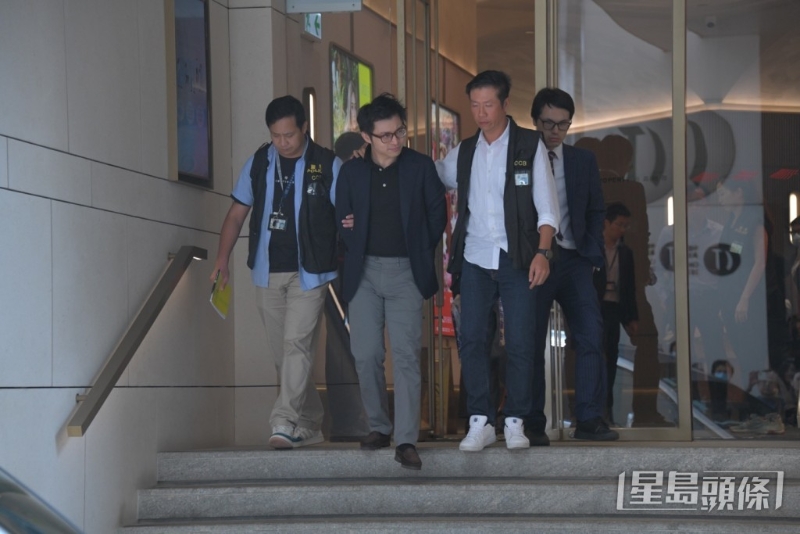 林作今日(18日)在两名警员押解下步出娱乐行。 林作今日(18日)在两名警员押解下步出娱乐行。