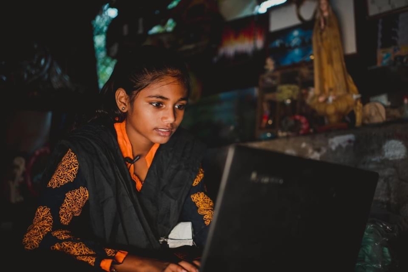 马莱莎获机构赞助计算机帮助学习。 Facebook 马莱莎获机构赞助计算机帮助学习。 Facebook