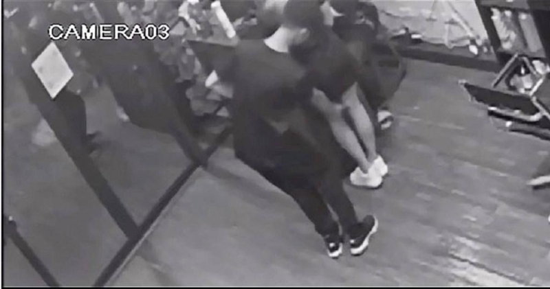 台网红邓佳华偷拍女设计师,下跪赔偿遭拒,设计师:愿再给机会 台网红邓佳华偷拍女设计师,下跪赔偿遭拒,设计师:愿再给机会