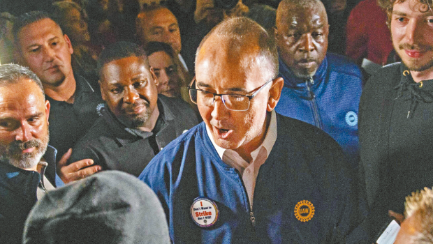 UAW主席费恩(中)强调这次是工人斗富豪的战争,引起不少工人的共鸣,但罢工附带造成的经济损失,却要中小企以及非工会工人承受,可能令其他公司不敢在美投资。 UAW主席费恩(中)强调这次是工人斗富豪的战争,引起不少工人的共鸣,但罢工附带造成的经济损失,却要中小企以及非工会工人承受,可能令其他公司不敢在美投资。