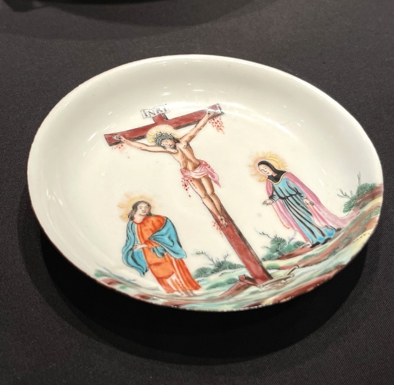 粉彩描金基督受难图瓷碟。 清代（约1750年）。 （香港中文大学文物馆借展）
