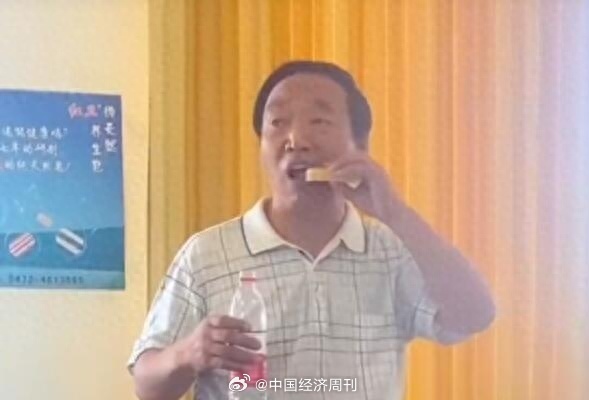 红卫董事长为证明产品没有任何副作用，直播时吃肥皂。影片截图