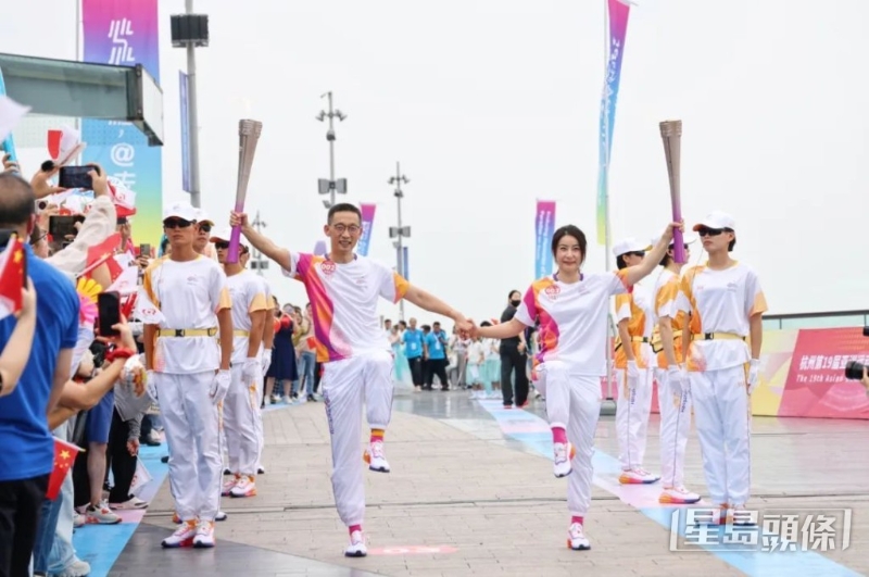 郭晶晶20日在杭州传火炬。 郭晶晶20日在杭州传火炬。