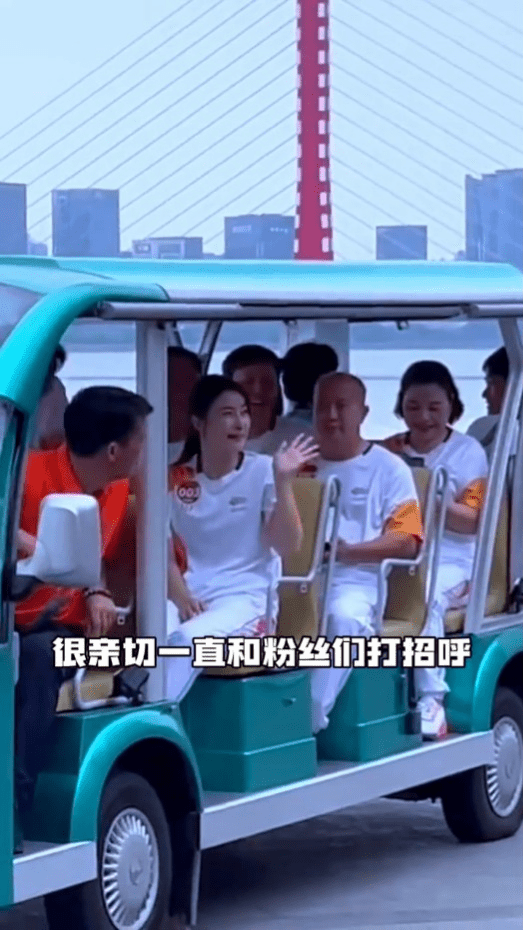 郭晶晶全程亲切挥手。 郭晶晶全程亲切挥手。