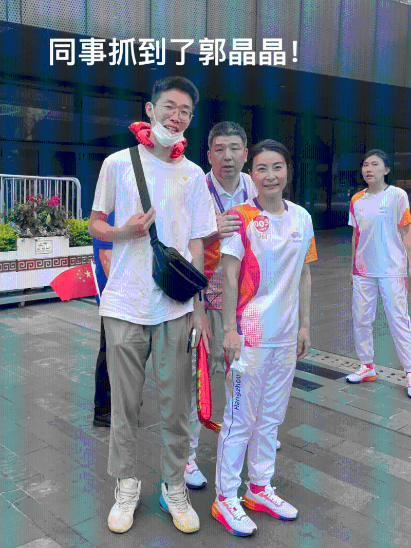 郭晶晶与徒人合照。 郭晶晶与徒人合照。