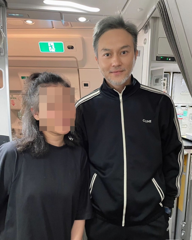 网民日前在机上野生捕获张智霖返港,相中张智霖满面笑容兼双手插袋,神态自若。 网民日前在机上野生捕获张智霖返港,相中张智霖满面笑容兼双手插袋,神态自若。