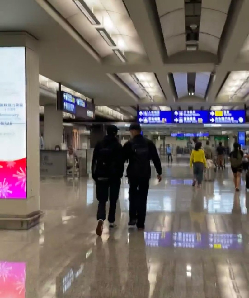 张智霖父子边行边倾,可见16岁魔童(左)已跟1.8米的爸爸一样高。 张智霖父子边行边倾,可见16岁魔童(左)已跟1.8米的爸爸一样高。