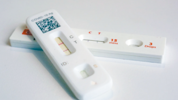 新冠病毒测试试剂,民众可以在家里自行测试,旨在预防病毒的持续传播。 新冠病毒测试试剂,民众可以在家里自行测试,旨在预防病毒的持续传播。