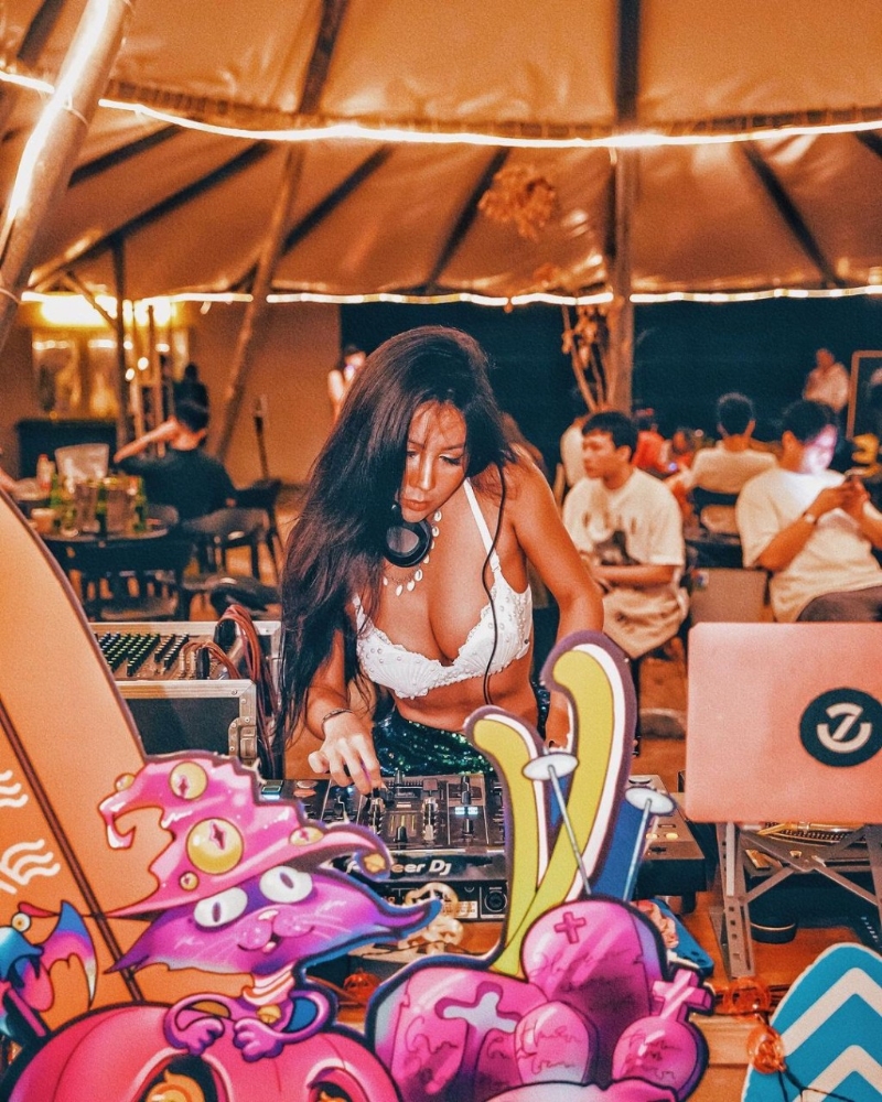 Vina S.原来申晓玲,是中国最红的DJ之一。 Vina S.原来申晓玲,是中国最红的DJ之一。