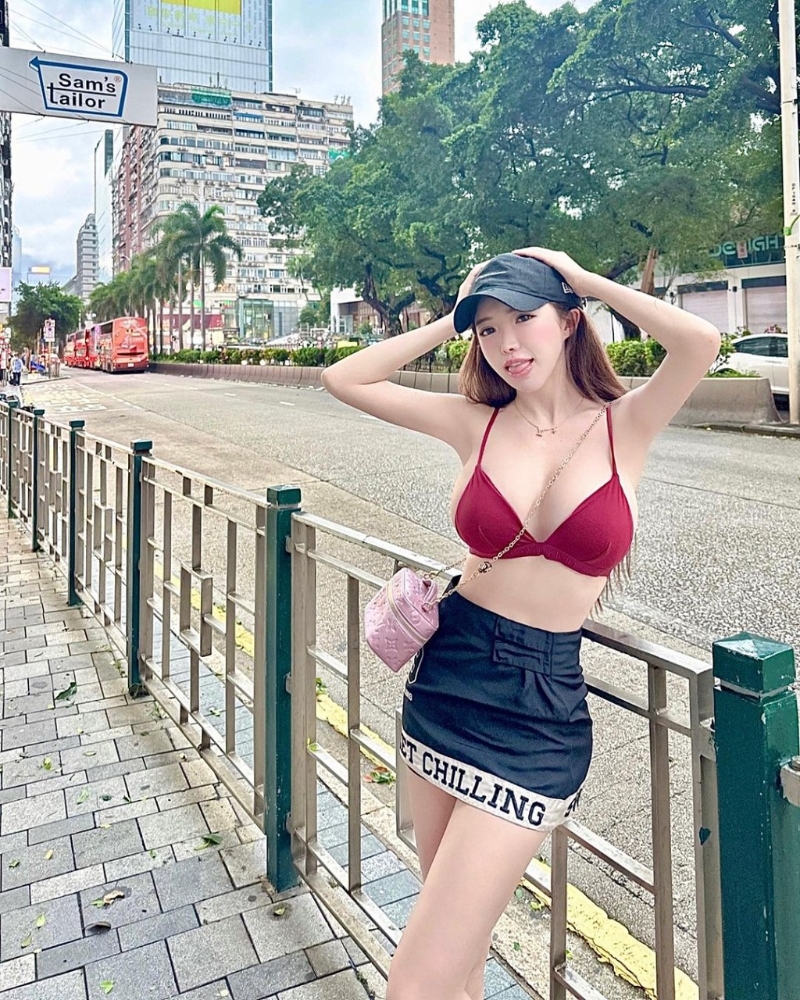 蓝星蕾早前来港,在尖沙嘴街头竟然以比基尼上装上阵! 蓝星蕾早前来港,在尖沙嘴街头竟然以比基尼上装上阵!