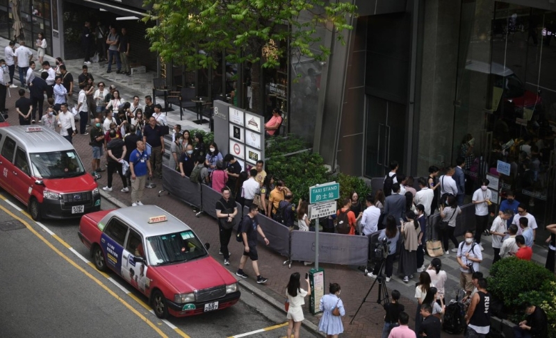 凯和山昨日首轮推售158伙,大批准买家出席轮候拣楼。 凯和山昨日首轮推售158伙,大批准买家出席轮候拣楼。