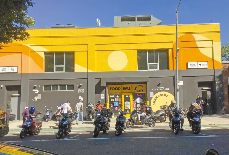 CloudKitchens位于皇后区长岛市的厨房据点门前,很多外卖员在等餐。 CloudKitchens位于皇后区长岛市的厨房据点门前,很多外卖员在等餐。