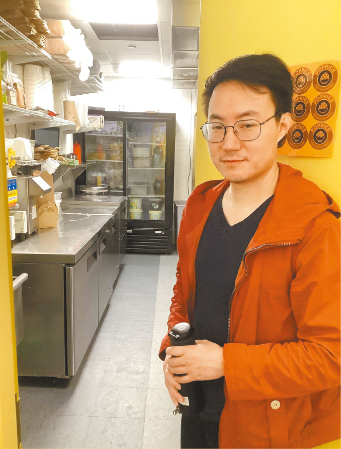 张帅在POPRICE租用的幽灵厨房中。 张帅在POPRICE租用的幽灵厨房中。