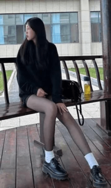 疑似有网红在涉事的凉亭打卡。 疑似有网红在涉事的凉亭打卡。