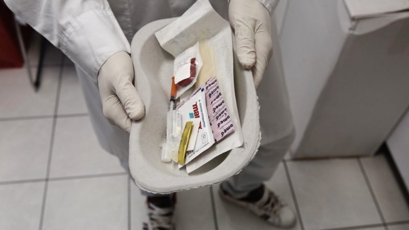 医护人员展示装有注射器、胶布和消毒绵片的吸毒工具包。 路透社 医护人员展示装有注射器、胶布和消毒绵片的吸毒工具包。 路透社