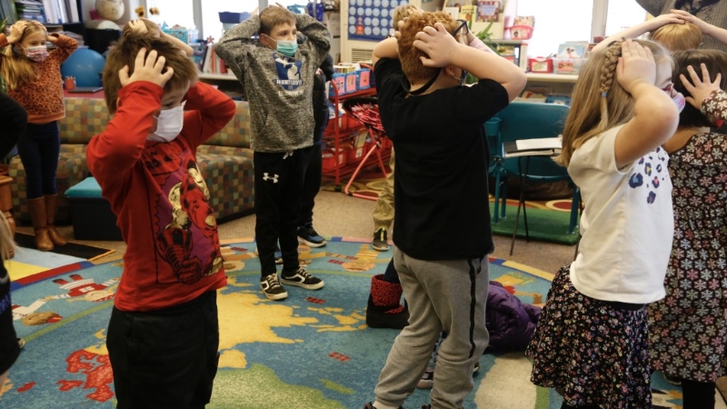 学校推「4天上学制」,家长为托儿问题头痛,日托费用不便宜也不易找。 美联社 学校推「4天上学制」,家长为托儿问题头痛,日托费用不便宜也不易找。 美联社