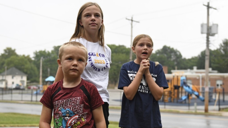 普鲁恩特家三姐弟在学校前受访,这天是周一但他们不用上学。 美联社 普鲁恩特家三姐弟在学校前受访,这天是周一但他们不用上学。 美联社