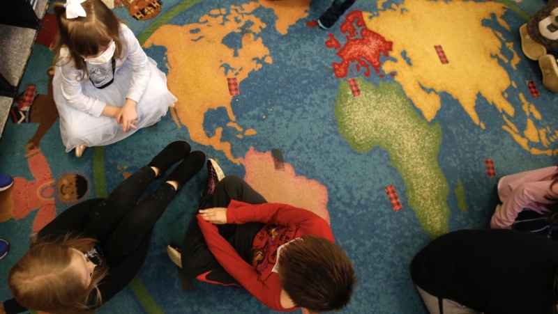 部分家长和议员认为孩子多些时间留在学习环境会更好。 美联社 部分家长和议员认为孩子多些时间留在学习环境会更好。 美联社