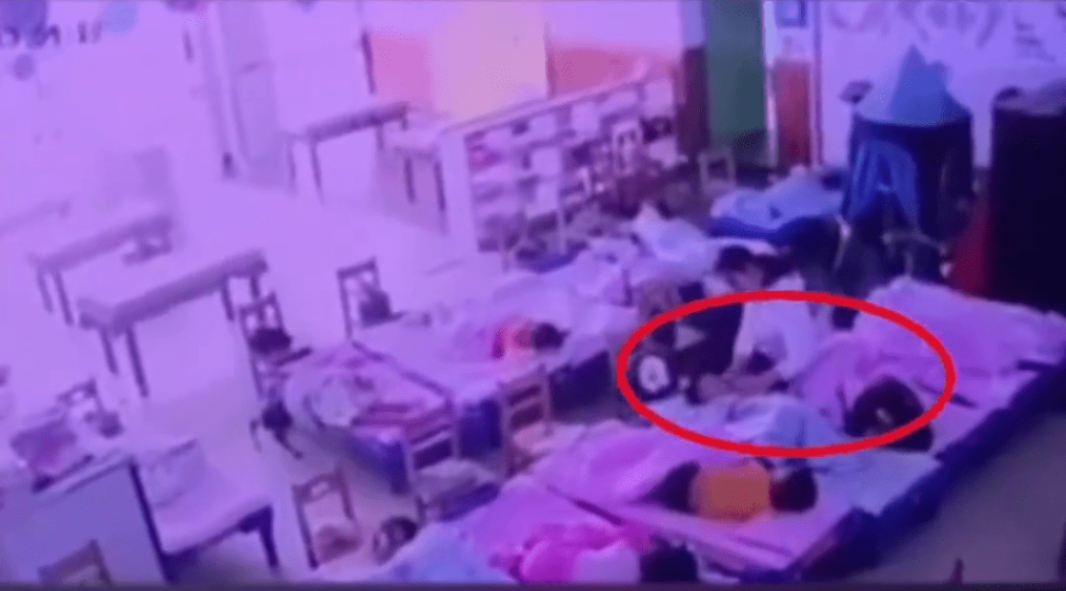 监控画面显示,幼儿不午睡被保育员胶纸封嘴。 监控画面显示,幼儿不午睡被保育员胶纸封嘴。