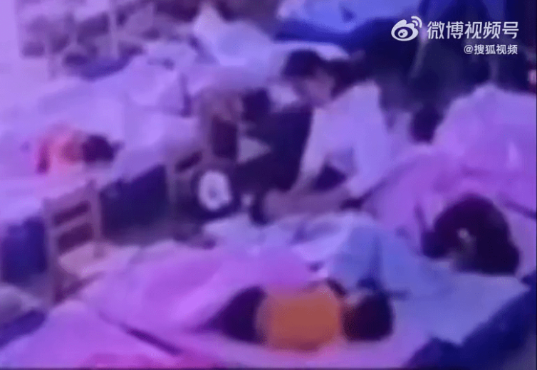 保育员用胶纸将一名幼儿的嘴封着。 保育员用胶纸将一名幼儿的嘴封着。