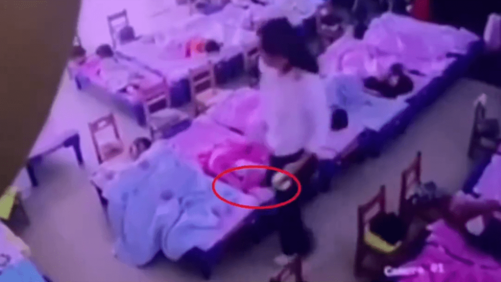 保育员离开幼儿时,手上明显看到一卷胶纸。 保育员离开幼儿时,手上明显看到一卷胶纸。