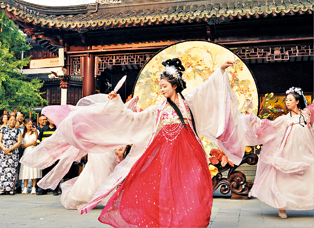 上海豫园仲秋月神游的精彩传统舞蹈表演。