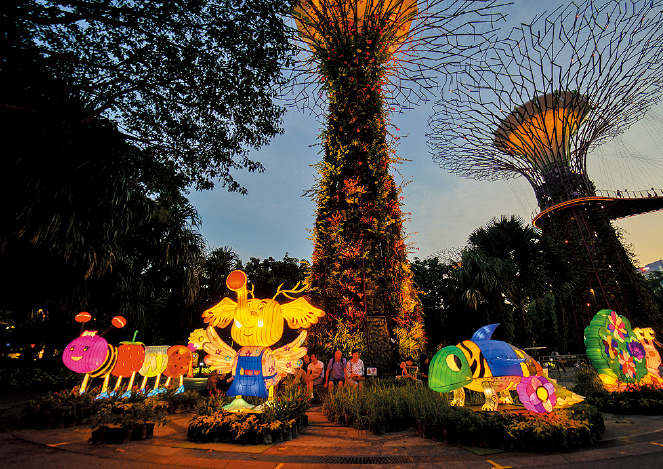 来到新加坡滨海湾花园，可赏到多组漂亮花灯。