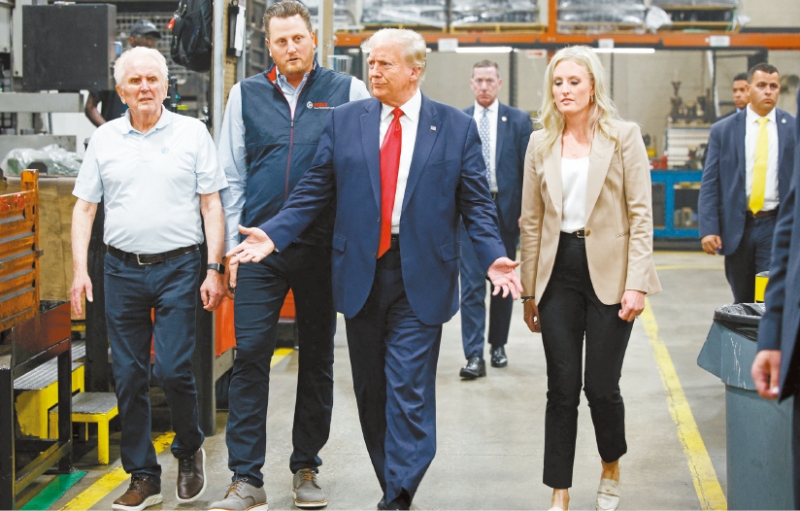 前总统特朗普前往底特律郊外一家非工会汽车零件供应商,举行集会并发表演讲,争取蓝领选民的支持。 前总统特朗普前往底特律郊外一家非工会汽车零件供应商,举行集会并发表演讲,争取蓝领选民的支持。