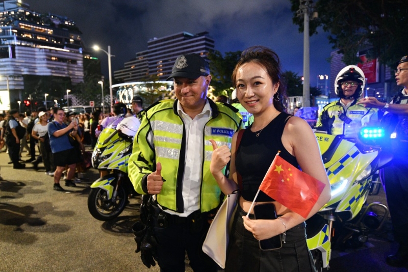 张小姐与在场维持秩序的警员合照。 张小姐与在场维持秩序的警员合照。