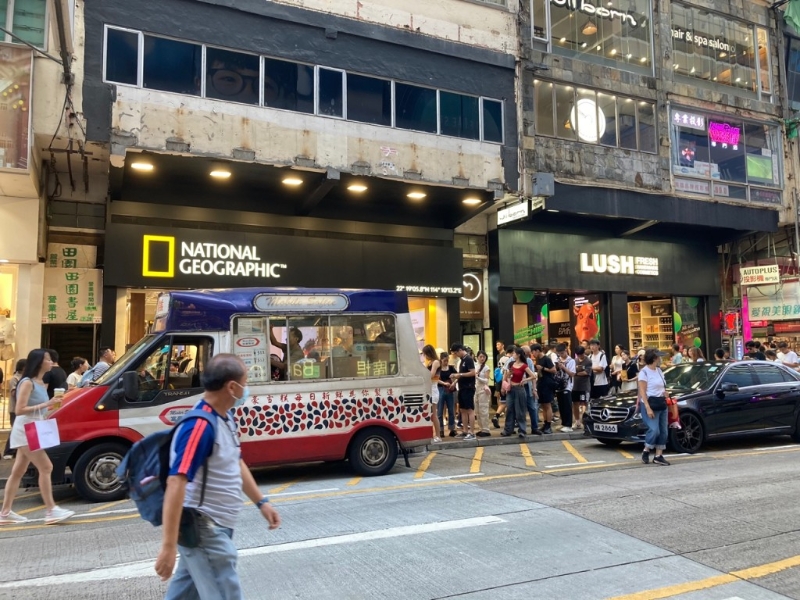 甚具本土特色的雪糕车杀出重围,吸引不少旅客排长龙购买,下午高峰期人龙持续超过30人。 甚具本土特色的雪糕车杀出重围,吸引不少旅客排长龙购买,下午高峰期人龙持续超过30人。