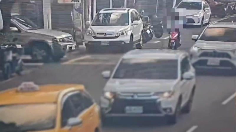 程男得手后骑机车离去。(警方提供) 程男得手后骑机车离去。(警方提供)