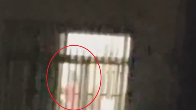 影片中隐约可见红衣女职员对老人叫骂拍打。 影片截图 影片中隐约可见红衣女职员对老人叫骂拍打。 影片截图