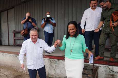 俄驻古巴大使科罗内利(左)摄于古巴首都哈瓦那。 路透社 俄驻古巴大使科罗内利(左)摄于古巴首都哈瓦那。 路透社