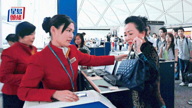 张美兰打扮高贵,拿CHANEL手袋,耳环及戒指则均为大粒火钻。 星岛资料图 张美兰打扮高贵,拿CHANEL手袋,耳环及戒指则均为大粒火钻。 星岛资料图