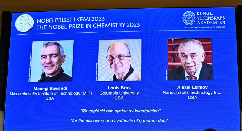 诺贝尔化学奖4日揭晓，由3名学者巴汶帝（屏幕左起）、布鲁斯、艾吉莫夫同享殊荣。 （美联社）