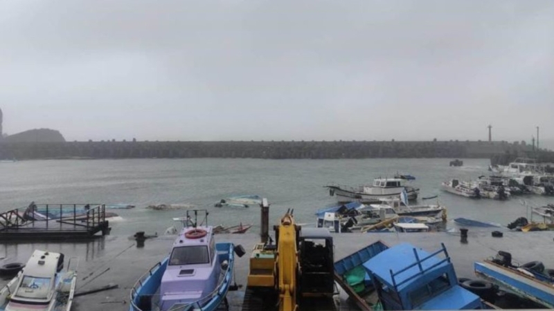 台湾兰屿开元港逾7成渔船被吹沉或翻侧。 中时新闻